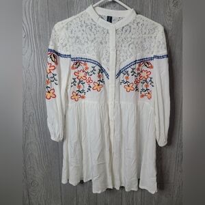 Sacred Threads Floral Embroidered White Womens  Tunic With Lace. Size L/XL Rayon